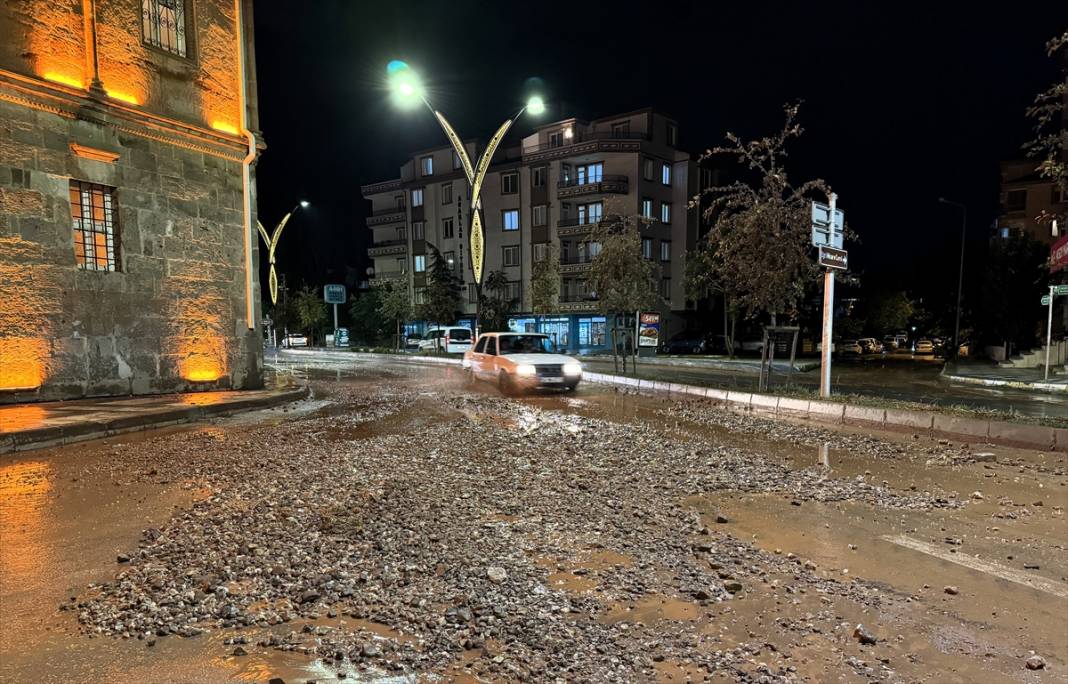 Konya’nın komşu ilini sağanak vurdu 15